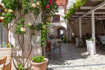 Blick in den Innenhof von Rabinas Hofpassage in Eisenstadt