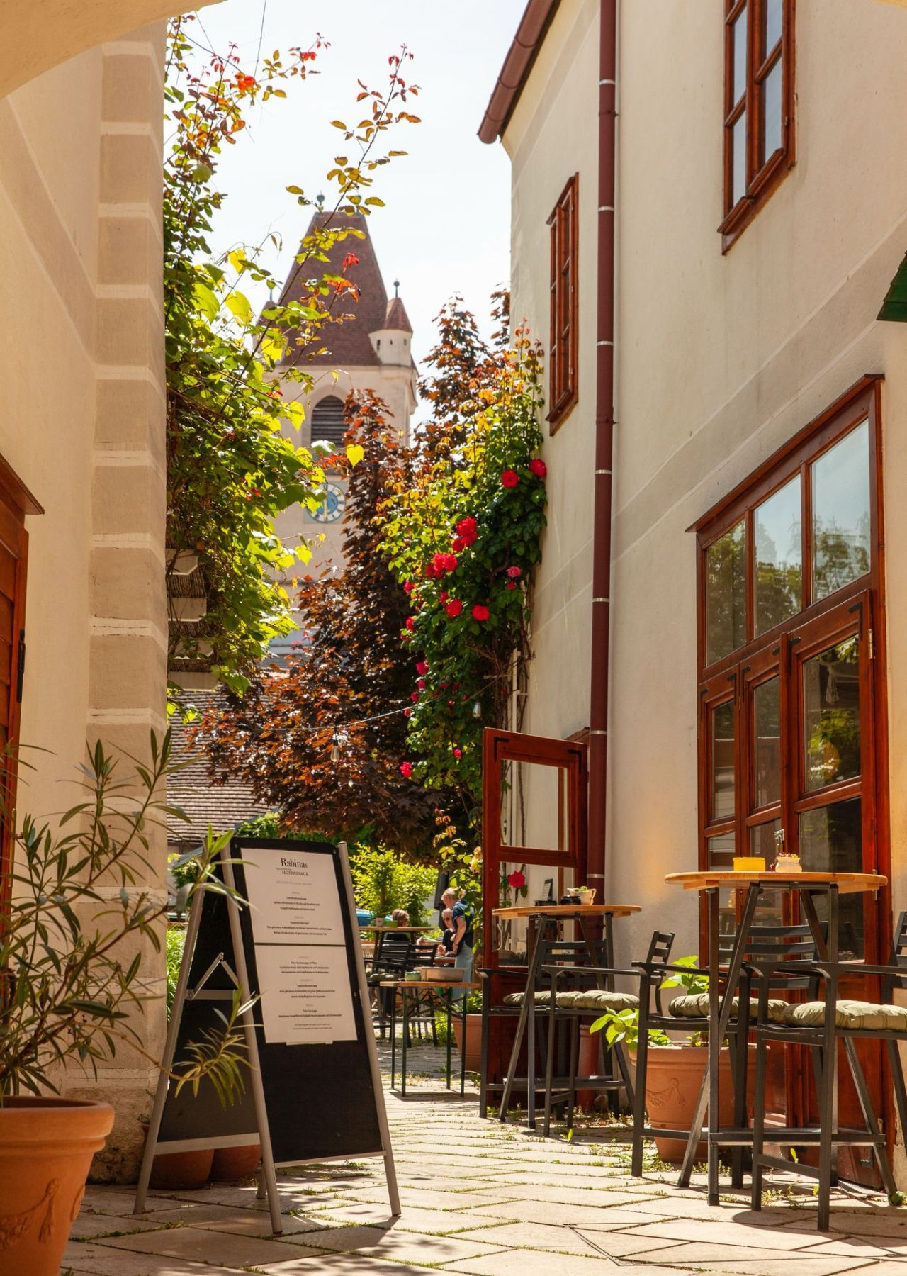 Gemütlicher Eingangsbereich von Rabinas Hofpassage mit Blick auf den Dom in Eisenstadt