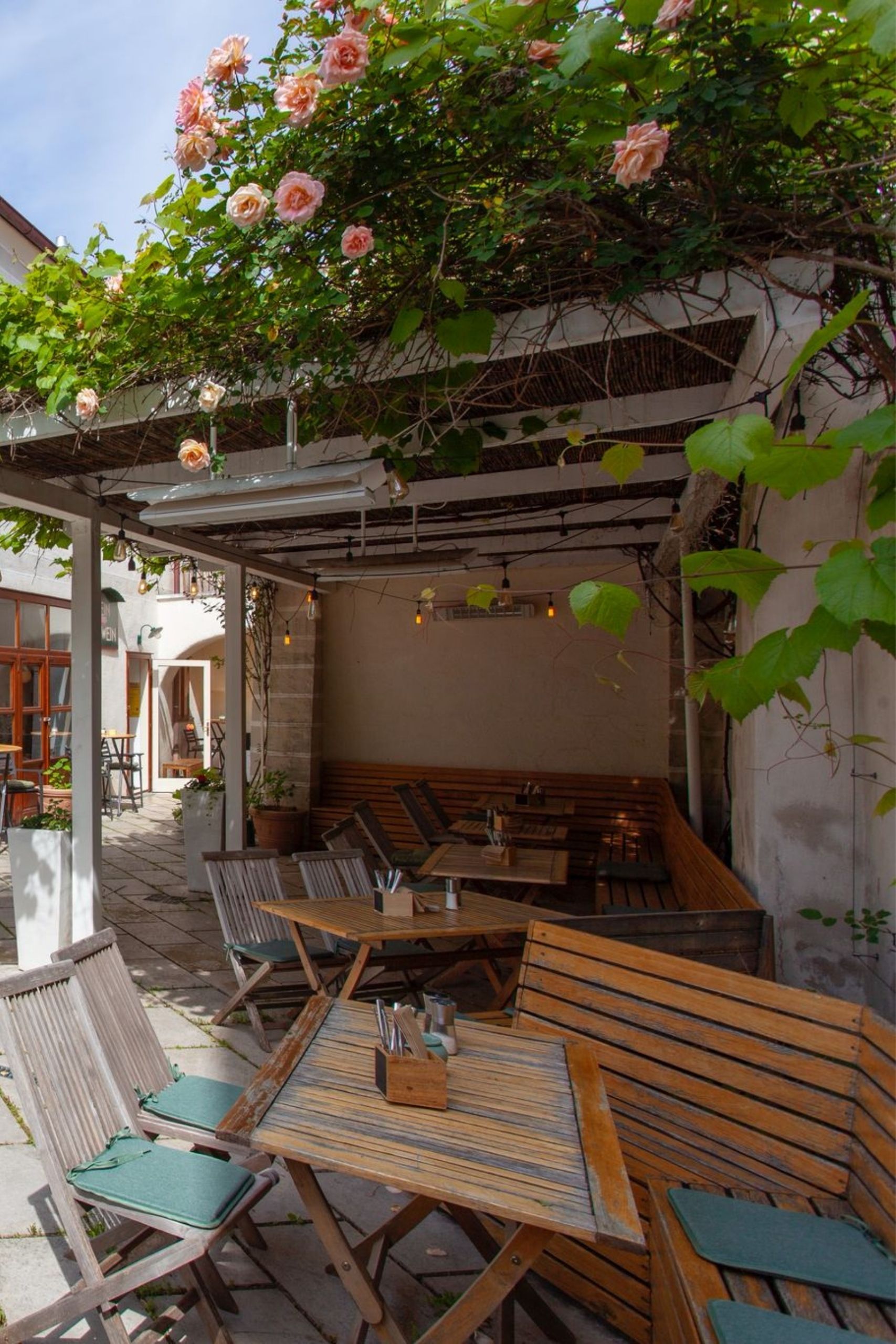 galerie rabinas hofpassage gemuetlicher gastgarten