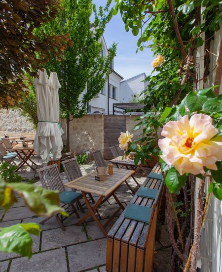 lauschiger gastgarten im herzen von eistenstadt rabinas hofpassage