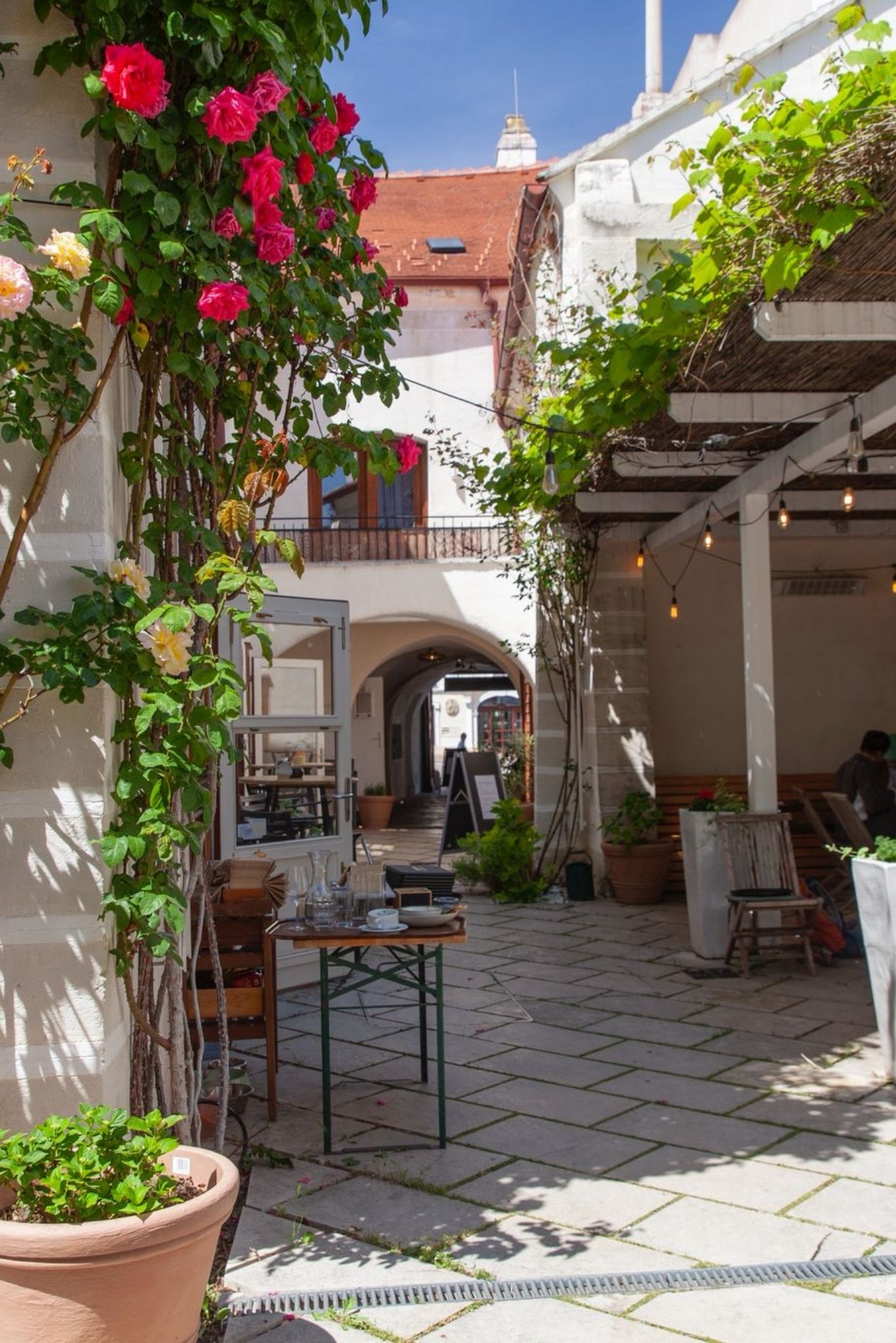 rabinas hofpassage schoener gastgarten in eisenstadt
