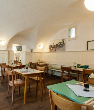 Barista schenkt cremigen Milchschaum in eine Tasse Cappuccino